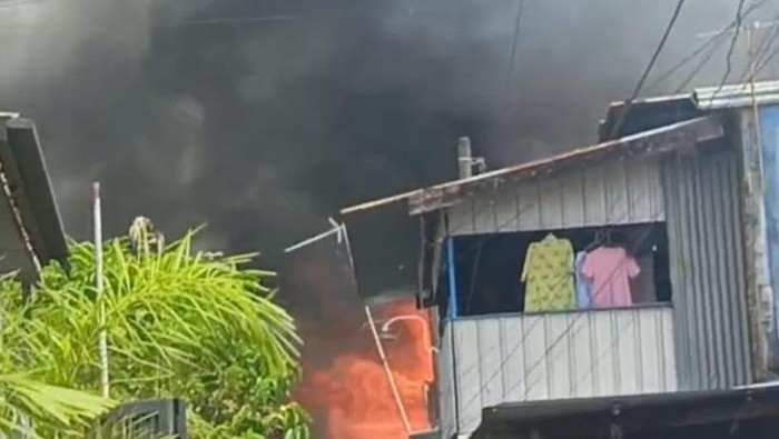 Kebakaran di Jalan Andi Mangerangi Makassar.