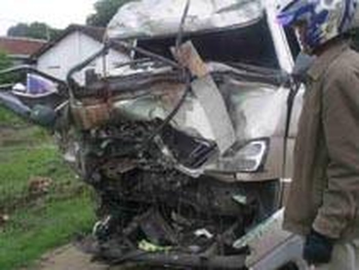 Kondisi mobil minibus travel Bali Prima hancur di bagian depannya setelah dihantam truk tronton di jalur Pantura Arjasa, Situbondo