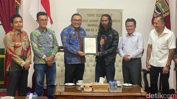 Kementerian Hukum wilayah Jawa Tengah menyerahkan surat pencatatan ciptaan atas patung biawak yang berada di Desa Krasak, Kecamatan Selomerto, Wonosobo, Sabtu (26/4/2025).