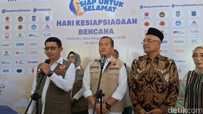 Kepala BNPB Letjen TNI Suharyanto (kiri) saat diwawancarai seusai puncak Hari Kesiapsiagaan Bencana (HKB) 2025 di kantor Gubernur NTB, Sabtu (26/4/2025). (Foto: Nathea Citra/detikBali)