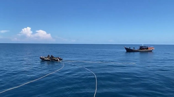 KM Doa Restu Ibu Jaya diamkan Bakamla di Perairan Selat Karimata, Lingga (Foto: dok Bakamla)