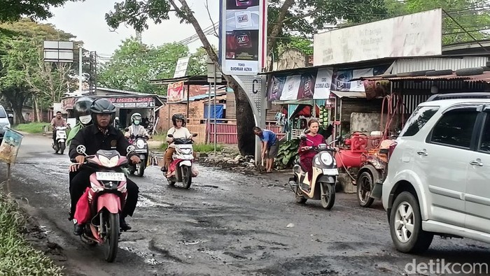 Kondisi Jalan Pangeran Ratu Seberang Ulu I Palembang yang berlubang.