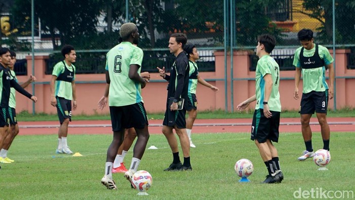 Persebaya Surabaya menggelar latihan menjelang lawan Arema FC dalam lanjutan Liga 1 di lapangan Thor Surabaya, Sabtu (26/4/2025).