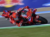 Video Marquez Balapan dengan Motor Compang-camping