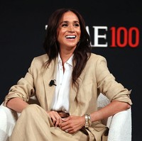 Pendiri brand gaya hidup As Ever ini memadukan setelan dengan blus putih bersiluet ringan dan ikat pinggang senada. Perpaduan ini menambah dimensi pada penampilannya, tanpa mengurangi kesan minimalis. Foto: Getty Images for TIME/Jemal Countess