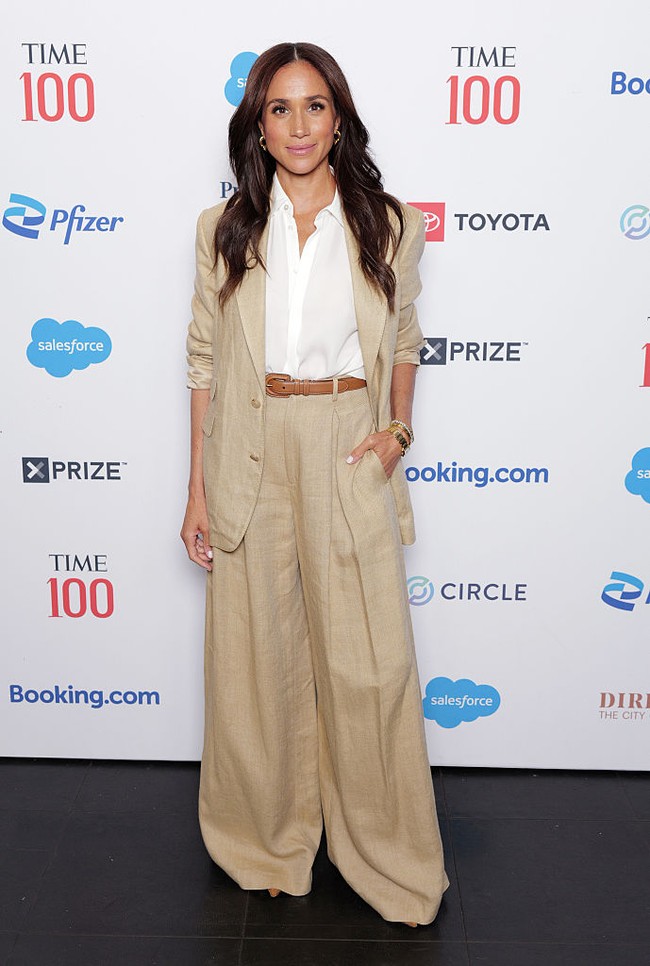 Setelan berupa jas dan celana berbahan sutra-linen dengan siluet oversized memberi kesan mewah yang tak berlebihan, sesuai dengan gaya ‘quiet luxury’ yang kini kembali tren. Foto: Getty Images for TIME/Craig Barritt