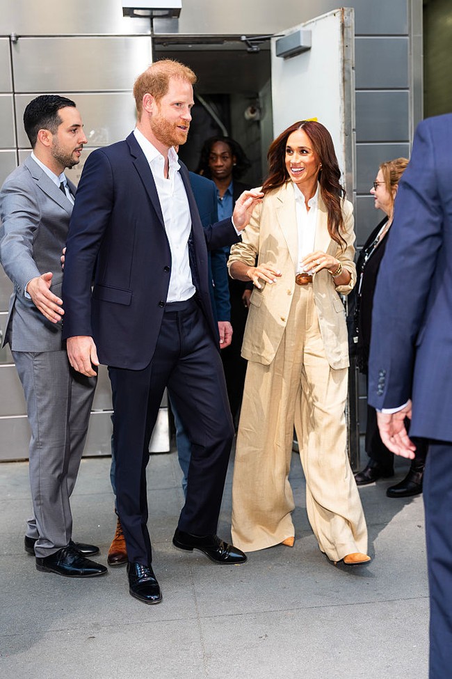 Celana berpotongan lebar dengan pinggang tinggi memberi kesan tubuh yang lebih jenjang. Foto: GC Images/TheStewartofNY