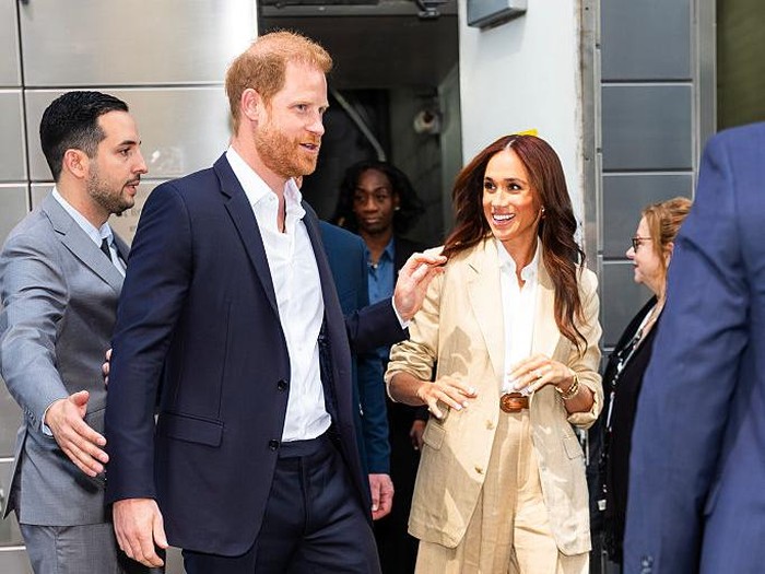 Meghan Markle di Time100 NEW YORK, NEW YORK - APRIL 23: Prince Harry, Duke of Sussex and Meghan, Duchess of Sussex attend the Time100 Summit at Jazz at Lincoln Center in Midtown on April 23, 2025 in New York City. (Photo by TheStewartofNY/GC Images)