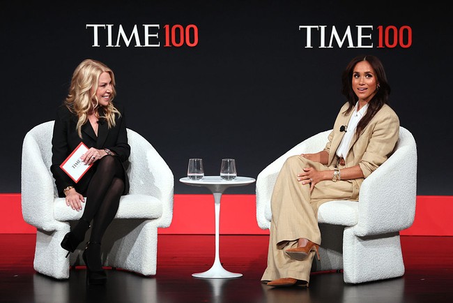 Istri Pangeran Harry, Meghan Markle, tampil sebagai pembicara di Time100, acara tahunan majalah TIME, yang mempertemukan para pemimpin, inovator, dan tokoh berpengaruh dari seluruh dunia. Dia berbagi panggung dengan CEO Time Jessica Sibley. Foto: Getty Images for TIME/Jemal Countess