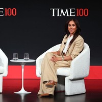 Istri Pangeran Harry, Meghan Markle, tampil sebagai pembicara di Time100, acara tahunan majalah TIME, yang mempertemukan para pemimpin, inovator, dan tokoh berpengaruh dari seluruh dunia. Dia berbagi panggung dengan CEO Time Jessica Sibley. Foto: Getty Images for TIME/Jemal Countess