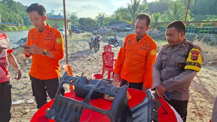 Serpihan mobil dan barang-barang diduga milik penumpang minibus yang terjun ke Sungai Lae Kombih.