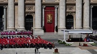 Para kardinal berjubah merah mengikuti di belakang peti jenazah. Mereka berjalan sesuai urutan senioritas, dan akan mencium altar sebelum menuju ke tempat duduk mereka. Kardinal terakhir yang memasuki Alun-alun Santo Petrus adalah Kardinal Giovanni Re yang memimpin jalannya misa.