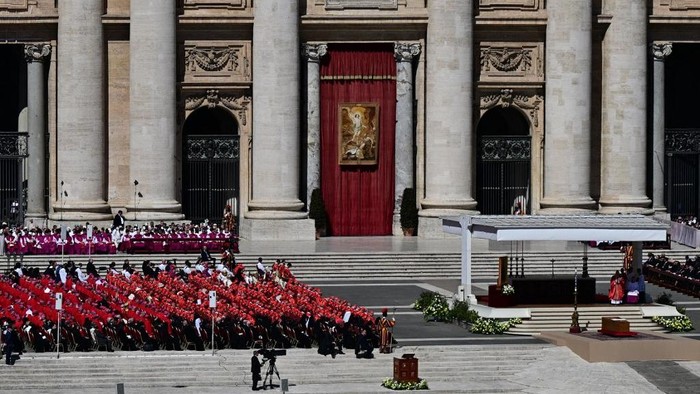 A general view of Pope Francis funeral ceremony at St Peters Square in the Vatican on April 26, 2025. (Photo by Tiziana FABI / AFP)