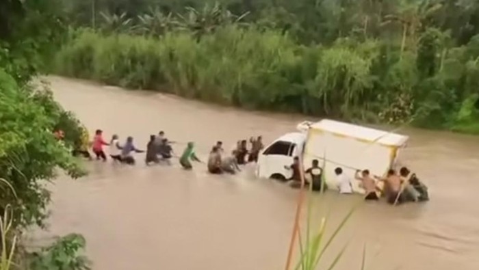 Sebuah mobil box bermuatan es krim terseret arus ketika menyeberangi Sungai Amola di Kabupaten Polewali Mandar (Polman), Sulawesi Barat (Sulbar).