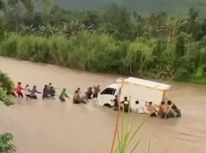 Mobil Box di Polman Terseret Arus Sungai Amola, Warga Evakuasi