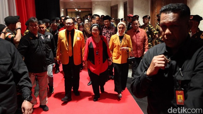 Momen Megawati hingga Anies Hadiri Pelantikan Pengurus DPP Hanura 2024-2029 Ketua Umum PDIP Megawati Soekarnoputri menghadiri pelantikan Pengurus Dewan Pimpinan Pusat Partai Hanura periode 2024-2029. Pelantikan digelar malam ini di Jakarta Convention Center, Jakarta.