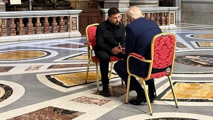 In this handout photograph taken and released by the Ukrainian Presidential Press Service on April 26, 2025, Ukraines President Volodymyr Zelensky (L) meets with US President Donald Trump (R) on the sidelines of Pope Franciss funeral at St. Peters Basilica at the Vatican. (Photo by Handout / UKRAINIAN PRESIDENTIAL PRESS SERVICE / AFP) / RESTRICTED TO EDITORIAL USE - MANDATORY CREDIT AFP PHOTO / UKRAINIAN PRESIDENTIAL PRESS SERVICE - NO MARKETING NO ADVERTISING CAMPAIGNS - DISTRIBUTED AS A SERVICE TO CLIENTS