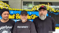 Deretan Musisi Melayat, Beri Penghormatan Terakhir Buat Ricky Seringai Deretan Musisi Melayat, Beri Penghormatan Terakhir Buat Ricky Seringai