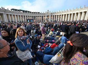 Video: Pelayat Padati Basilika Santo Petrus Jelang Pemakaman Paus Fransiskus