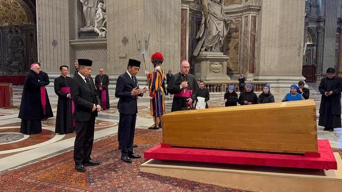 Jokowi dkk Utusan Prabowo Berdoa di Depan Peti Jenazah Paus Fransiskus