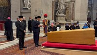 Jokowi dkk yang terlihat mengenakan pakaian serba hitam lengkap dengan peci hitam terlihat berdoa di depan peti jenazah Paus Fransiskus yang telah disegel. Terlihat di sisi kiri Jokowi ada kardinal dan juga biarawati yang tengah berdoa.