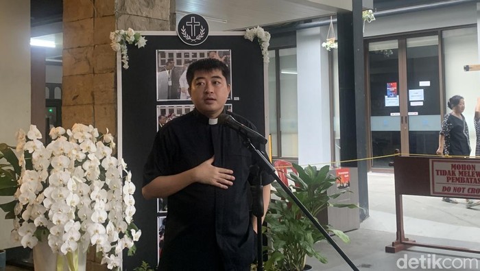 Pastor rekan Gereja Katedral Jakarta, Romo Yohanes Deodatus (Mulia Budi/detikcom)