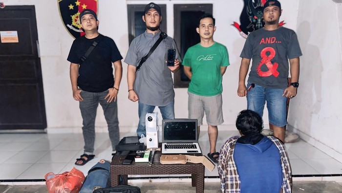 Pelaku saat ditangkap polisi usai buron 3 bulan.