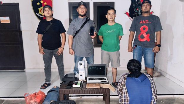 Pelaku saat ditangkap polisi usai buron 3 bulan.