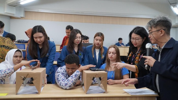 Mahasiswa UK Petra saat memberi pelatihan penggunaan AI untuk siswa SLB di Surabaya