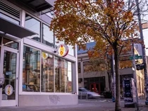 Pelanggan Rasis Hajar Pelayan Restoran Usai Diusir Paksa