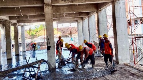 Pembangunan salah satu gedung sekolah di Kota Denpasar, Sabtu (26/4/2025),