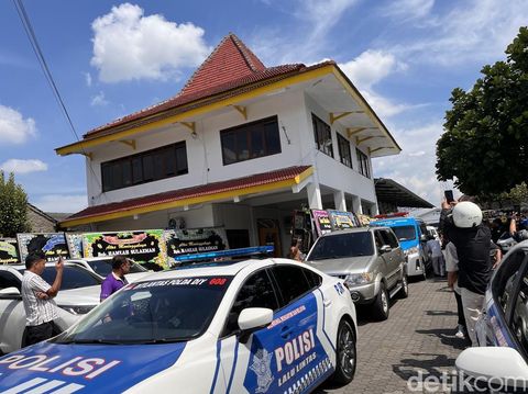 Pemberangkatan jenazah Hamzah Sulaiman pendiri House of Raminten Jogja ke krematorium, Sabtu (26/4/2025).