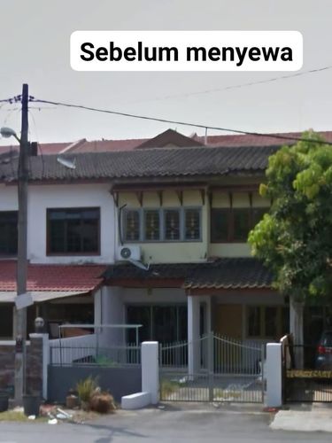 Pemilik rumah sewa ini terkejut saat melihat kondisi rumah miliknya yang kotor, penuh dengan tanaman dan pohon liar seperti 'hutan'. Pemilik rumah sewa ini terkejut saat melihat kondisi rumah miliknya yang kotor, penuh dengan tanaman dan pohon liar seperti 'hutan'.
