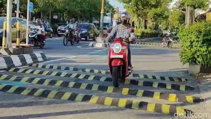 Penampakan polisi tidur di Jalan Pemuda, Klaten yang jadi sorotan di media sosial kini berwarna cerah, Sabtu (26/4/2025).