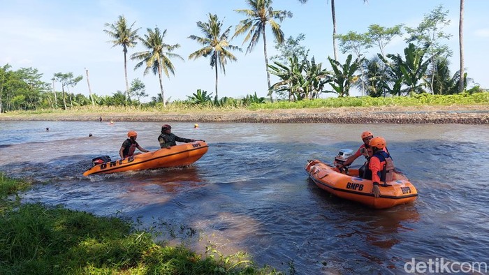 Pencarian pemotor yang kecelakaan lalu tercebur sungai di Lumajang