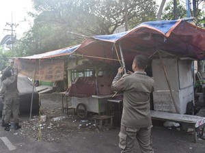 Lapak PKL di Jalan Pegirian dan Indrapura Surabaya Dibongkar Satpol PP