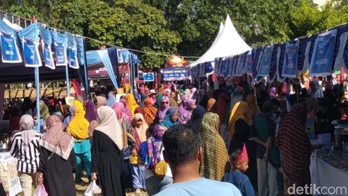 Pengunjung memadati area Festival Rimpu Mantika 2025 yang digelar di Lapangan Serasuba, Kota Bima, NTB, Sabtu (26/4/2025). (Foto: Rafiin/detikBali)