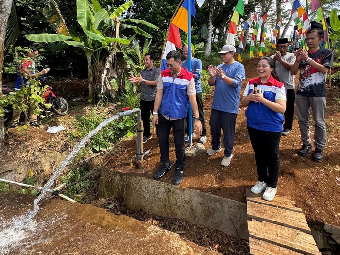 Pertamina Lubricants salurkan bantuan sumur bor untuk warga di Banjarnegara.