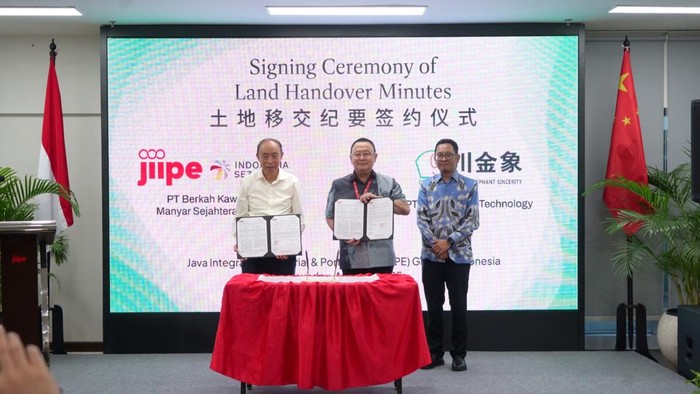 Perusahaan China Mau Bangun Pabrik Rp 10 T di RI, Ini Lokasinya Seremoni ini menandai langkah awal pembangunan pabrik bahan kimia ramah lingkungan milik GESC di atas lahan seluas lebih dari 20 hektar di kawasan industri JIIPE, Gresik, Jawa Timur. Nilai investasi tercatat sebesar 4,2 miliar yuan atau sekitar US$ 600 juta atau sekitar Rp 10,08 triliun (kurs Rp 16.800).