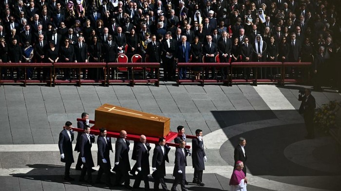 US President Donald Trump (C) and First Lady Melania Trump (C/R) stand alongside leaders as they watch the arrival of the coffin while they attend the late Pope Francis funeral ceremony at St Peters Square at the Vatican on April 26, 2025. (Photo by Mandel NGAN / AFP)