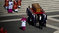 Peti jenazah Paus Fransiskus yang telah disegel itu lalu dibawa melalui Pintu Suci di Basilika Santo Petrus menuju ke Alun-alun Santo Petrus di Vatikan. Peti jenazah itu dibawa oleh para pengusung peti yang disebut sebagai Gentlemen of His Holiness atau para pelayan bagi sang Paus Fransiskus.