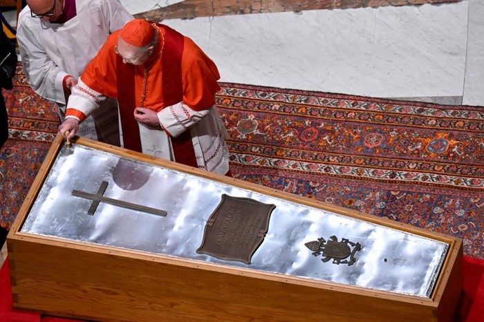 Peti jenazah Paus Fransiskus disegel dalam upacara pribadi di Basilika Santo Petrus, Vatikan, setelah sekitar 250.000 pelayat memberikan penghormatan terakhir.