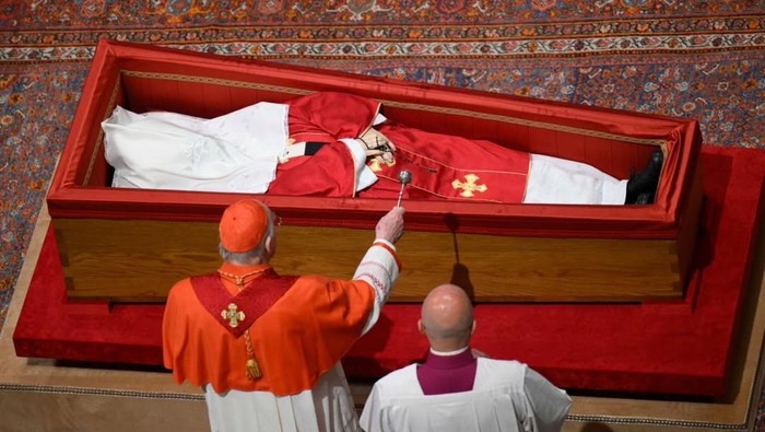 Peti Jenazah Paus Fransiskus Telah Disegel Jelang Pemakaman Peti mayit Paus Fransiskus disegel dalam upacara eksklusif di Basilika Santo Petrus, Vatikan, sesudah sekitar 250.000 pelayat menampilkan penghormatan terakhir.