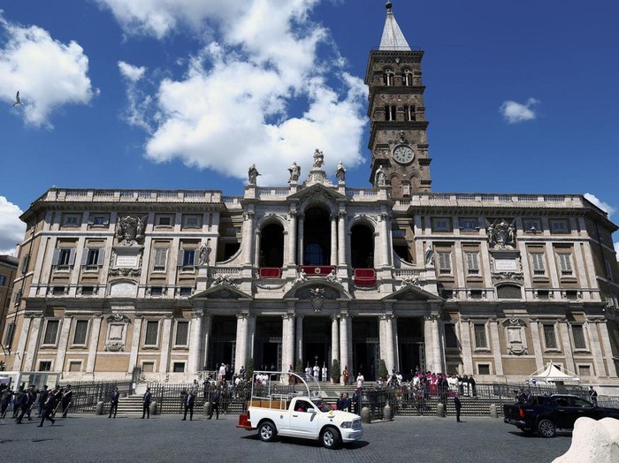 A hearse carrying the coffin of Pope Francis arrives at the Papal Basilica of Santa Maria Maggiore. Claudia Greco/REUTERS/REUTERS