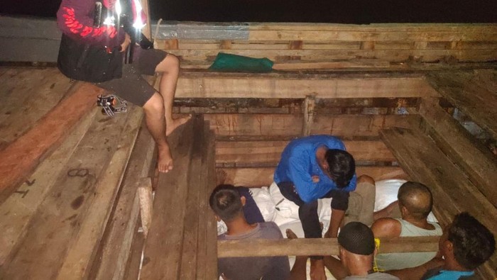 Petugas menemukan barang bukti yang disimpan di ruang bawah kapal.