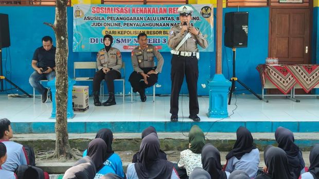 Polisi ajak siswa SMPN 3 Garum mencegah kenakalan remaja