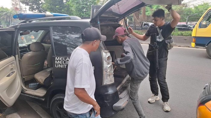 Polisi menangkap empat debt collection atau mata elang (matel) di Jalan Raya Daan Mogot, Jakarta Barat (Jakbar).