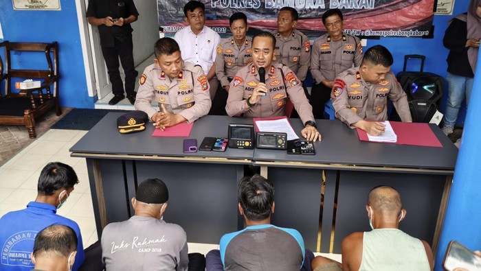 Polisi menghadirkan tersangka ke hadapan awak media.