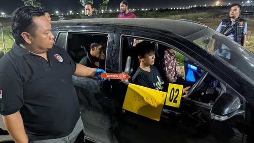 Polisi rekonstruksi kasus sopir taksi online dibunuh 2 pelaku begal secara keji di PIK 2, Tangerang. Tersangka melakukan aksi keji dalam keadaan terpengaruh narkoba. (dok Ist)