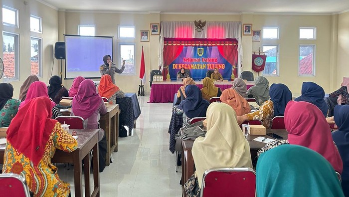 Polwan Polres Klaten saat melakukan sosialisasi tentang pencegahan tindak pidana terhadap perempuan dan anak di kantor Kecamatan Tulung.